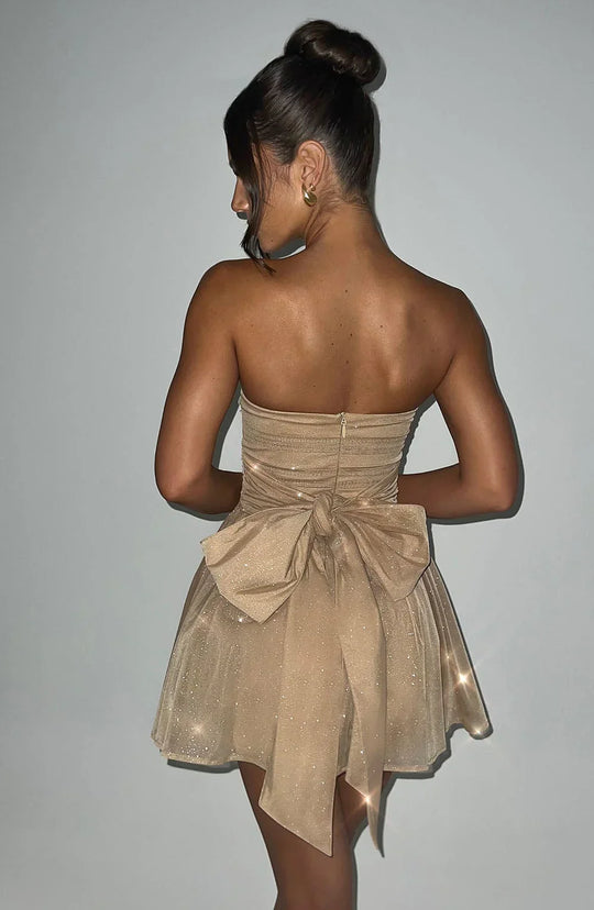 Trendiges goldenes Kleid mit Glitzer