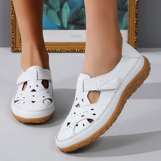 Bequeme Sommerschuhe mit Klettverschluss und Lochmuster R&B