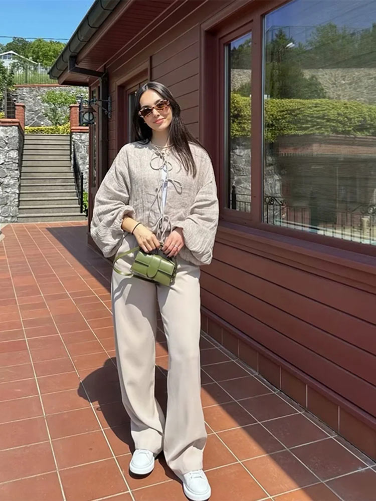 R&B | Schnürpullover mit Modernem Detail