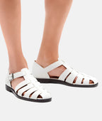 Modische Sandalen mit Riemen und einem eleganten Schnitt