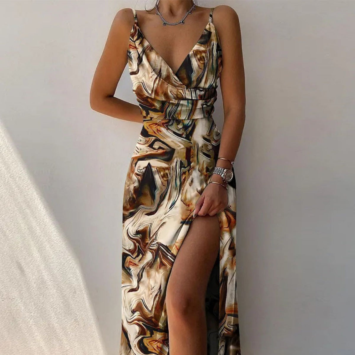 R&B | Kleid mit Hosenträgern und V-Ausschnitt mit geteiltem Print