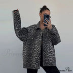 R&B | Passform Jeansjacke mit Leopardenstickerei