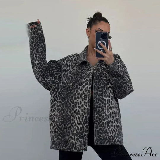 R&B | Passform Jeansjacke mit Leopardenstickerei