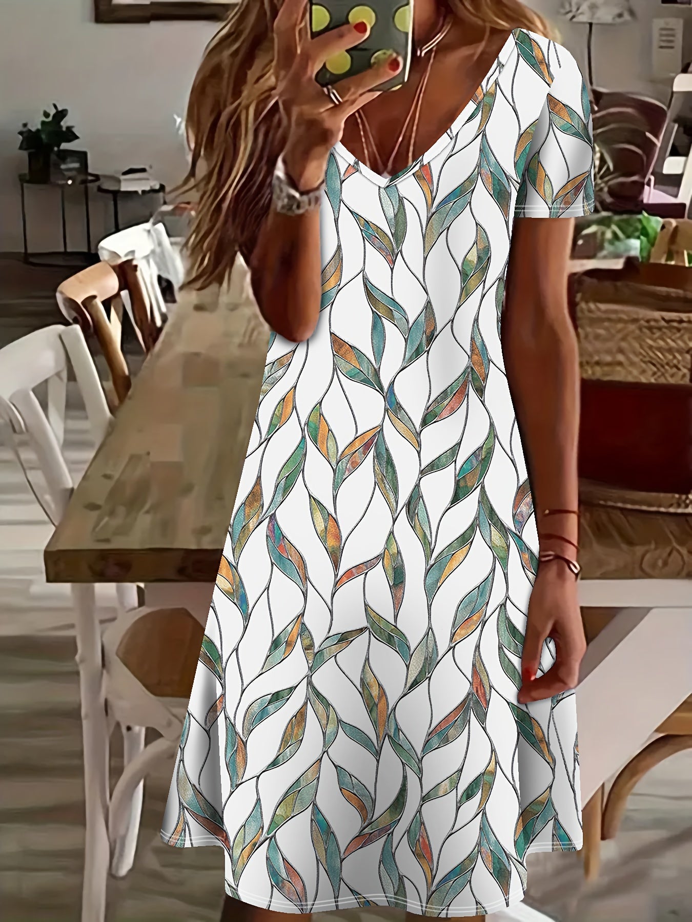R&B | Sommerkleid mit Blättermuster Enganliegendes Midi-Kleid mit V-Ausschnitt