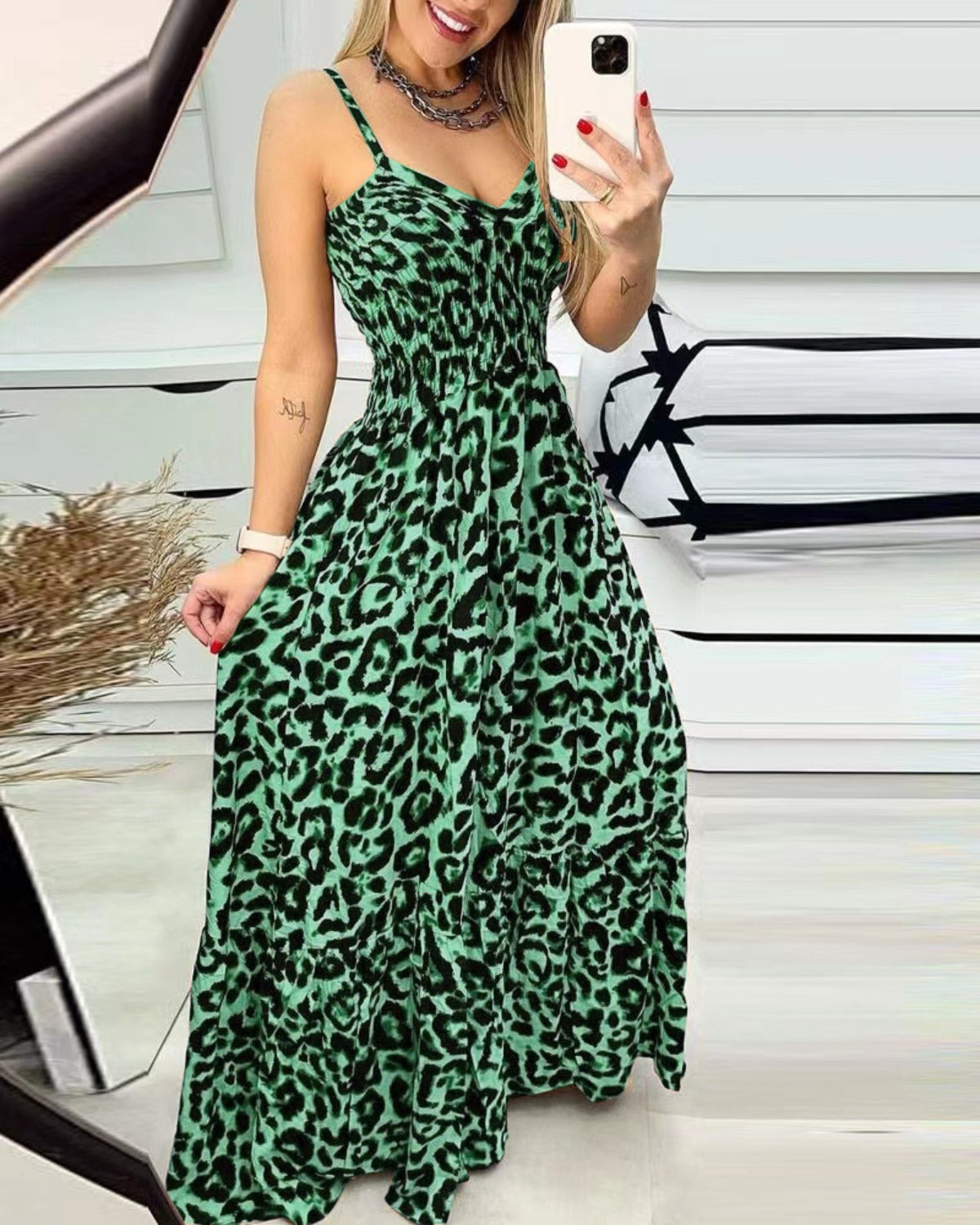 R&B | Kleid mit Leopardenmuster und Hosenträgern mit V-Ausschnitt