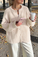 R&B | Lässiger Strickpullover mit Knöpfen und Rundhalsausschnitt. Oberbekleidung