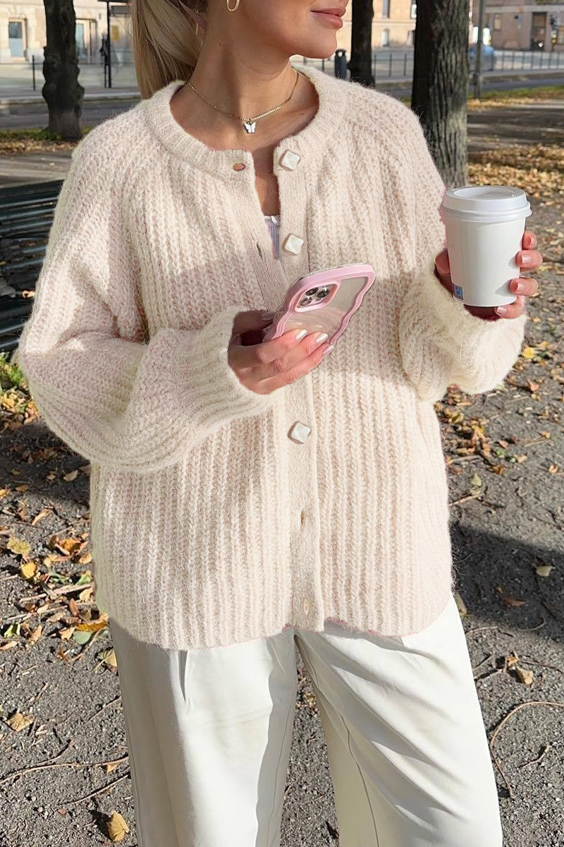R&B | Lässiger Strickpullover mit Knöpfen und Rundhalsausschnitt. Oberbekleidung