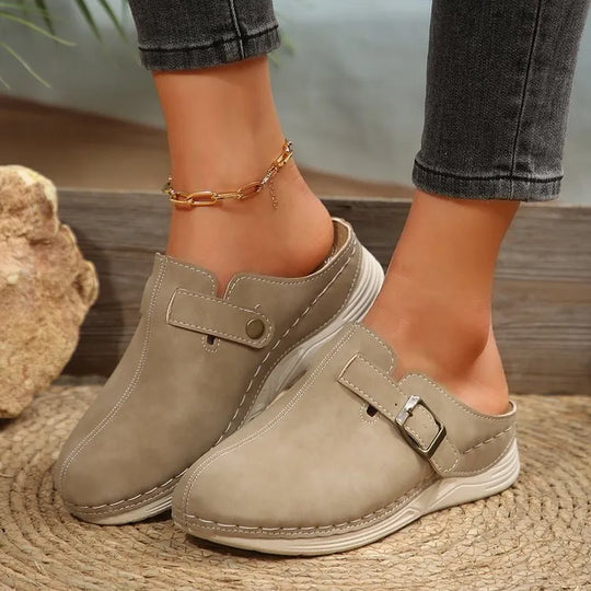 Stilvolle Wedge Sandalen mit Metallbuckel und Nieten R&B