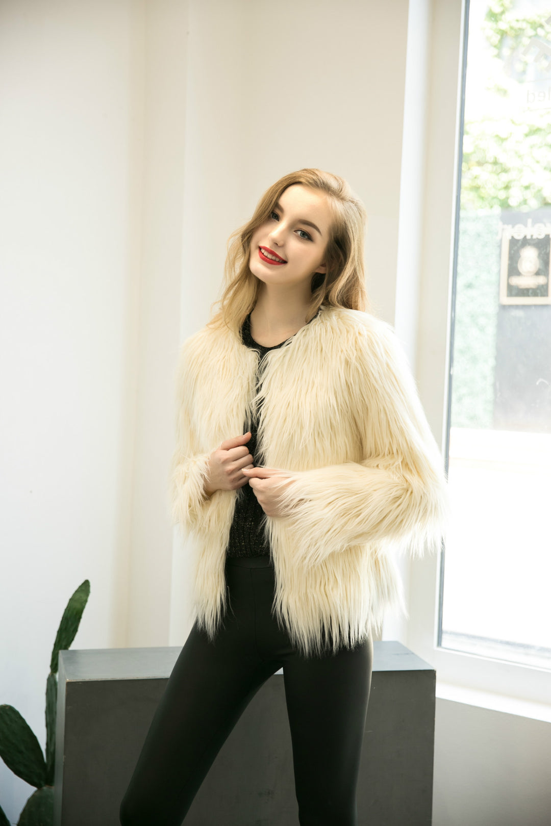 Damen Flauschige Kurzjacke mit elegantem Schnitt und weichem Fellgefühl R&B