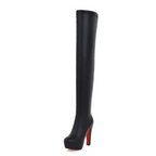Kniehohe Stiefel mit wild hohen Absätzen