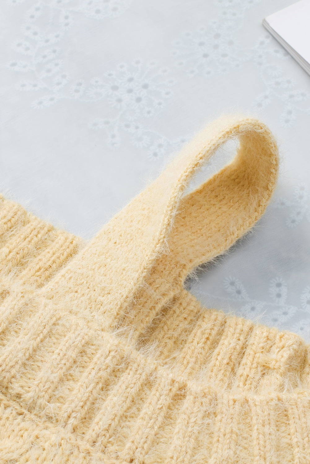R&B | Aprikosenfarbener asymmetrischer Ausschnitt Pullover mit kalten Schultern und Wimpern