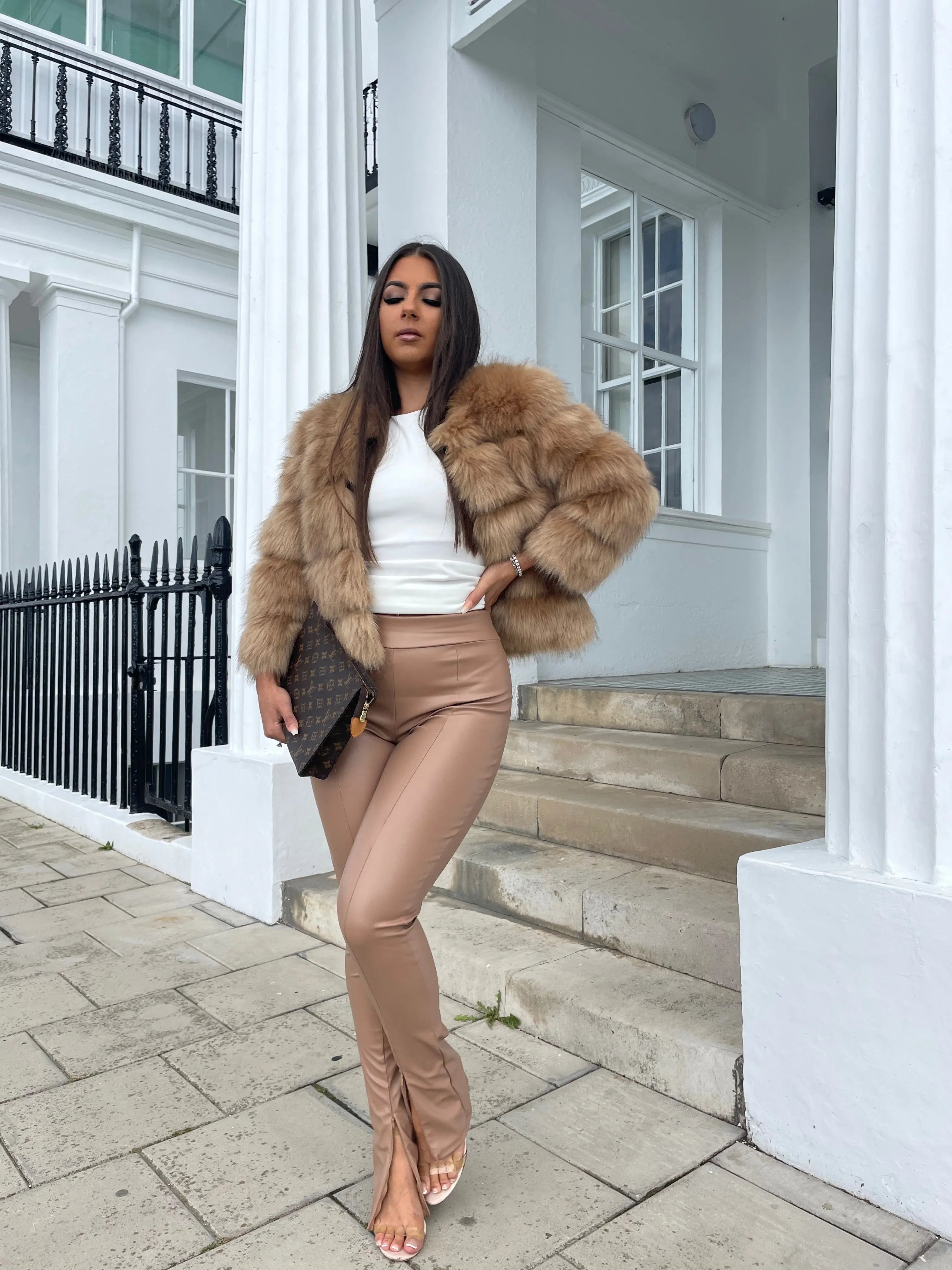 R&B | Hochwertige Kunstfell Jacke Edles Design für Eleganz und Komfort
