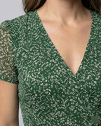 Verspieltes A-Linien Kleid mit V-Ausschnitt & Schwungvollem Saum