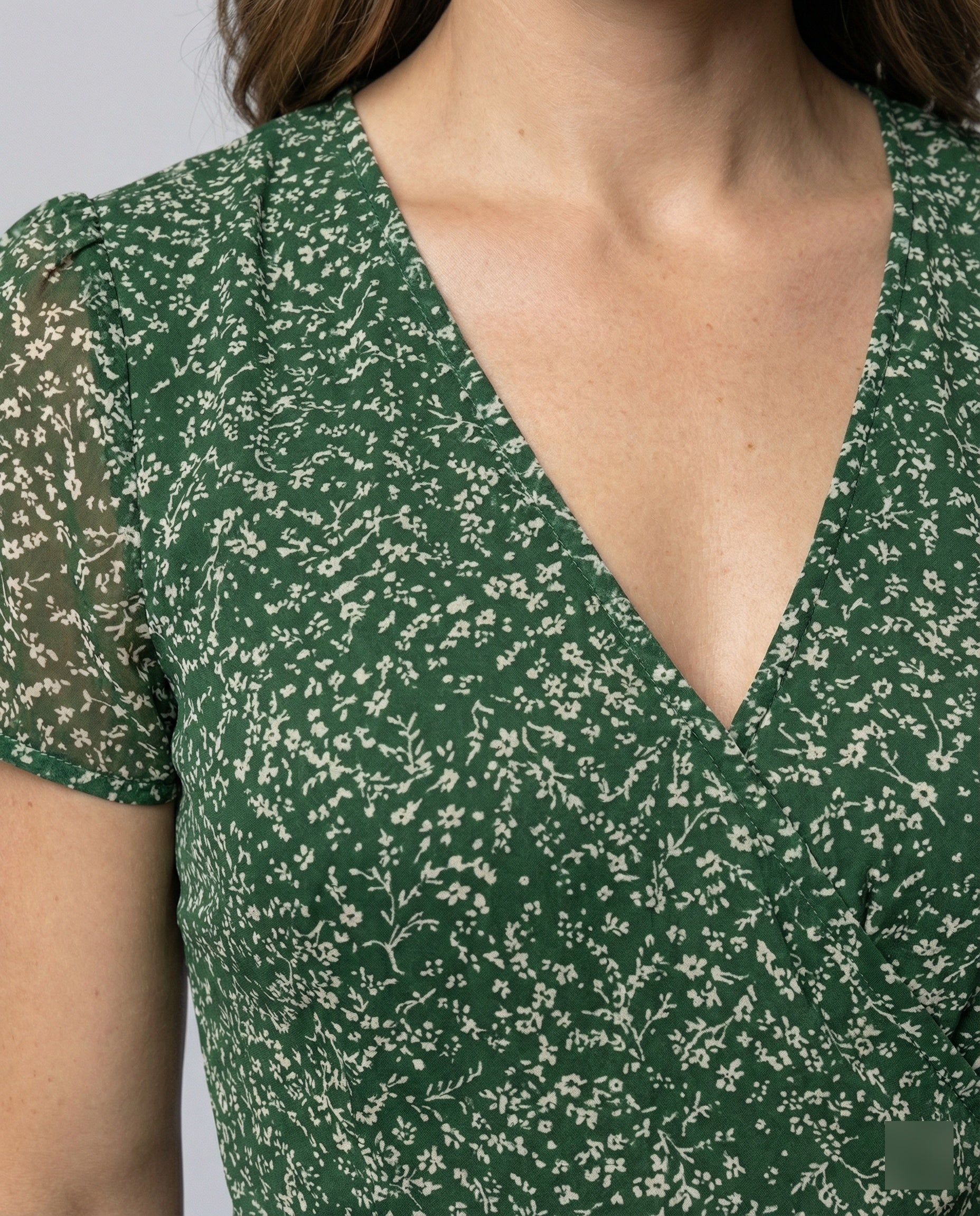 Verspieltes A-Linien Kleid mit V-Ausschnitt & Schwungvollem Saum