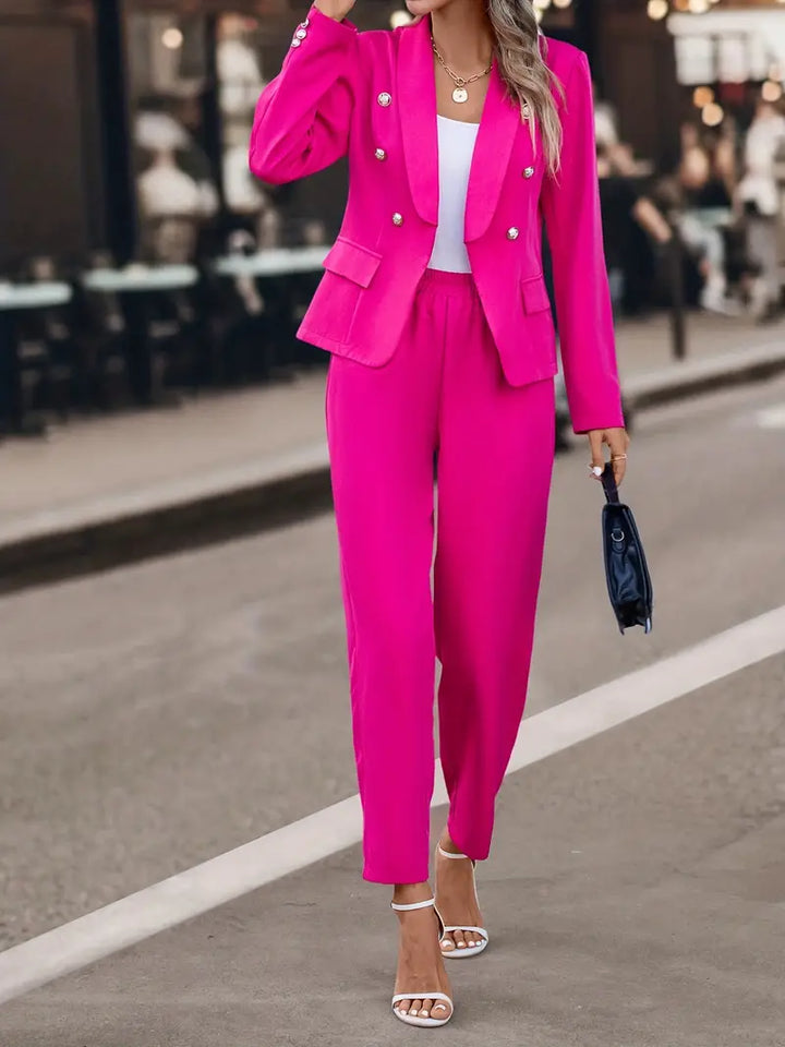 Schickes zweireihiges Set aus Blazer mit Schalkragen und Hose