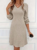 Elegantes Rippkleid mit V-Ausschnitt