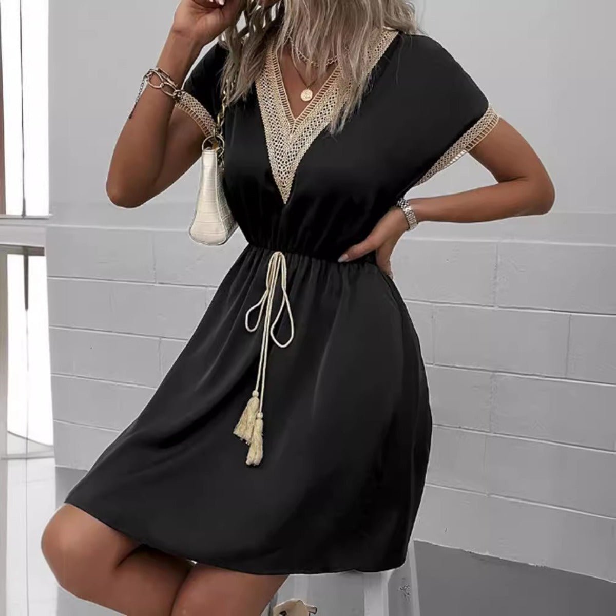 R&B | Kleid mit V-Ausschnitt aus Spitze