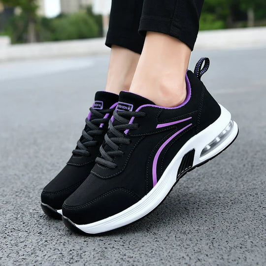 Sportliche SchwarzWeiße Sneakers R&B