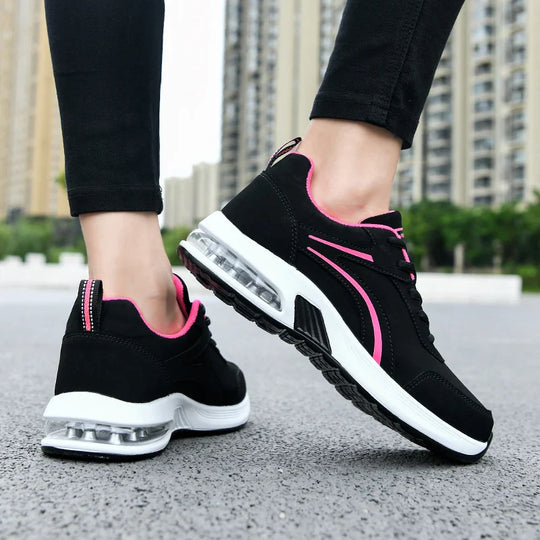 Sportliche SchwarzWeiße Sneakers R&B