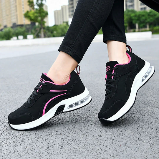 Sportliche SchwarzWeiße Sneakers R&B