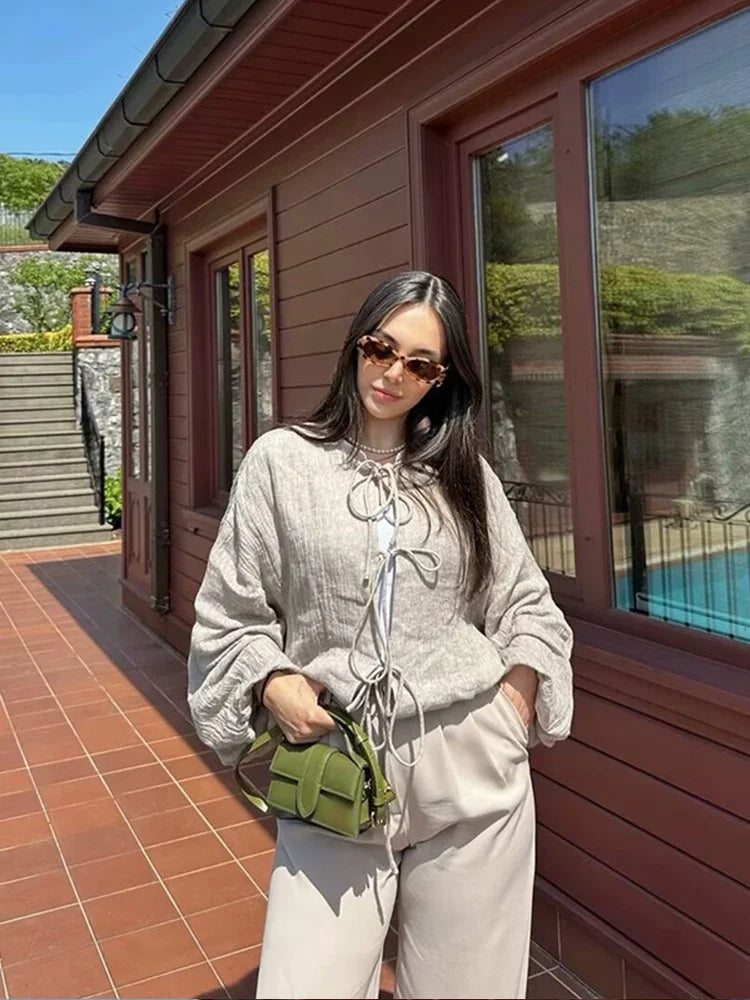 R&B | Schnürpullover mit Modernem Detail