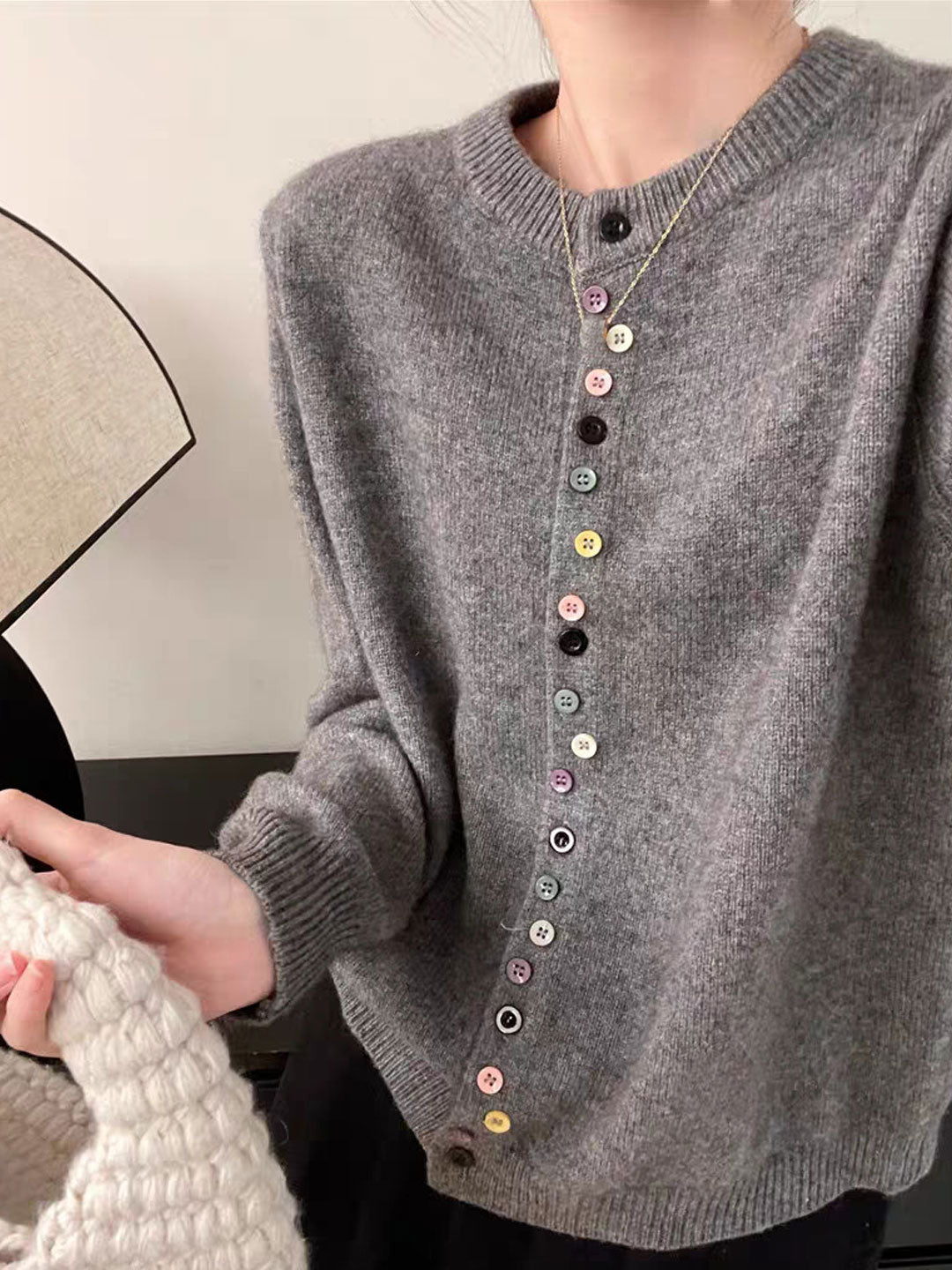 R&B | Cardigan mit Rundhalsausschnitt Regenbogenknöpfe Weich und Verspielt