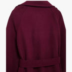 R&B | Eleganter Trenchcoat in Bordeauxrot mit Gürtel