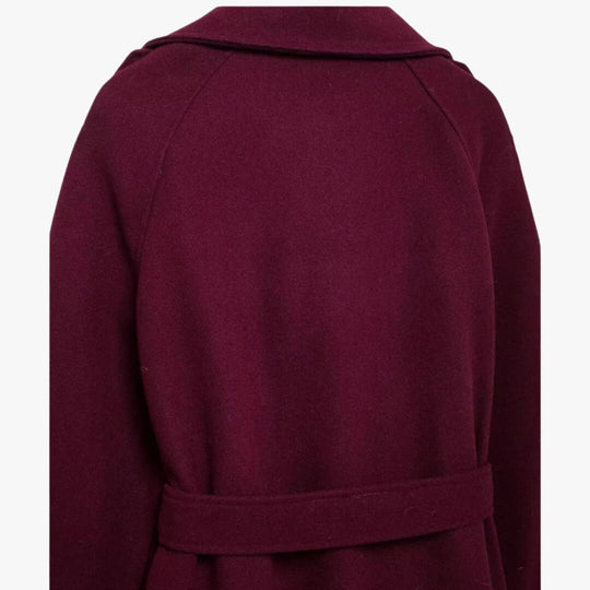 R&B | Eleganter Trenchcoat in Bordeauxrot mit Gürtel