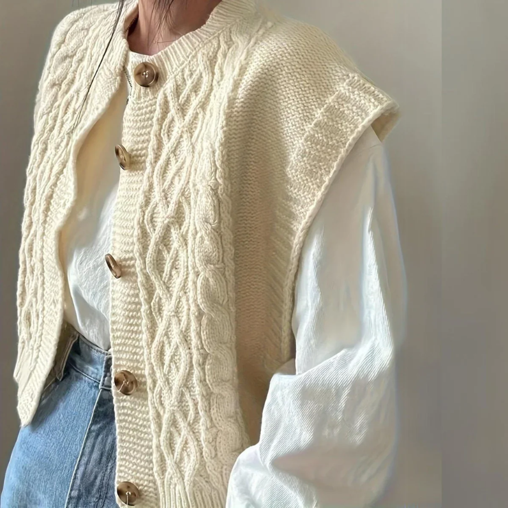 R&B | Ärmellose Strickweste - Kabelmuster mit Knopfverschluss