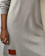 R&B | Geschnittenes Kleid mit Langen Ärmeln und Kuschelkragen