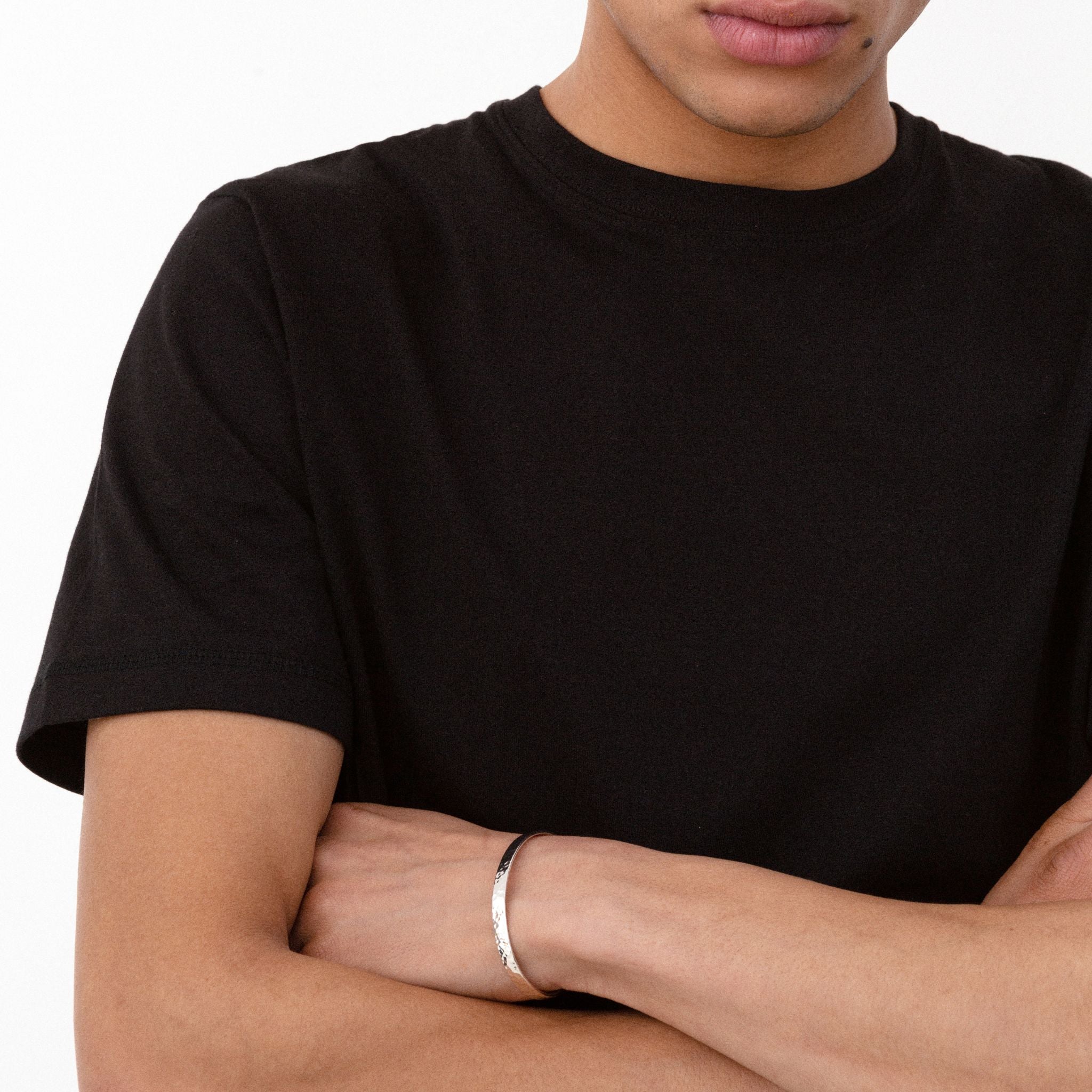 R&B | Schlankes Silberarmband mit Gehämmertem Muster für Herren