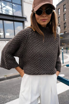 R&B | Gemütlicher brauner kurzärmeliger Kaschmirrollkragenpullover Ideal für den Winter