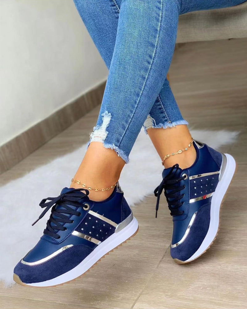 EB - Sneakers mit dicker Sohle und Metall-Emblem