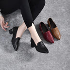 klassische Damenschuhe aus weichem Leder mit Stickerei. R&B R&B