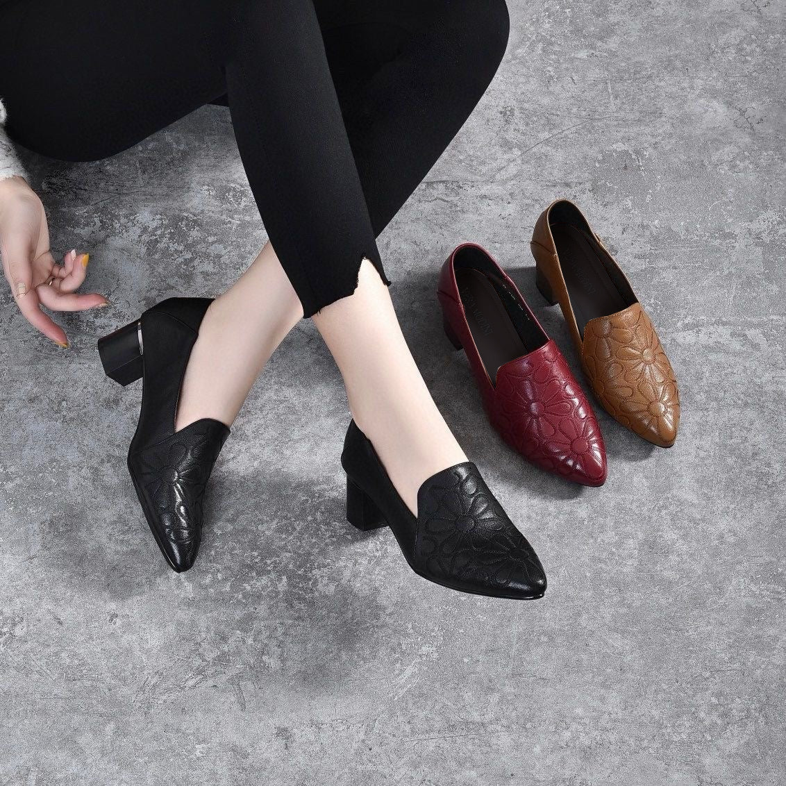klassische Damenschuhe aus weichem Leder mit Stickerei. R&B R&B