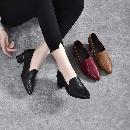 klassische Damenschuhe aus weichem Leder mit Stickerei. R&B R&B