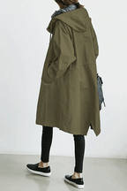 Die Windjacke mit Knöpfen und Kapuze