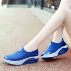 Damen bequeme Slip-On Sneakers mit atmungsaktivem Mesh-Obermaterial und innovativer Dämpfung