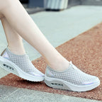 Damen bequeme Slip-On Sneakers mit atmungsaktivem Mesh-Obermaterial und innovativer Dämpfung
