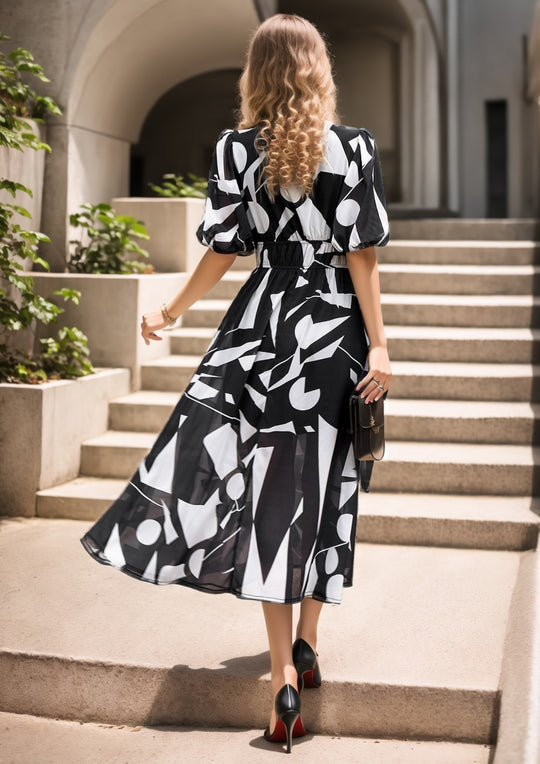 R&B | Bedrucktes Kleid mit V-Ausschnitt in der Taille