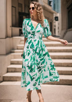 R&B | Bedrucktes Kleid mit V-Ausschnitt in der Taille