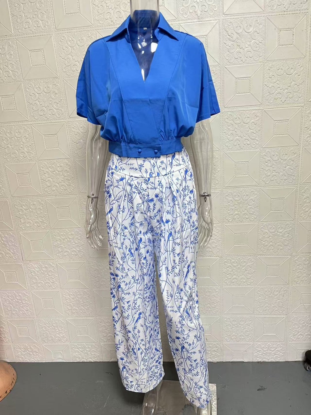 R&B | Zweiteiliges Set mit V-Ausschnitt und Hose mit weitem Bein