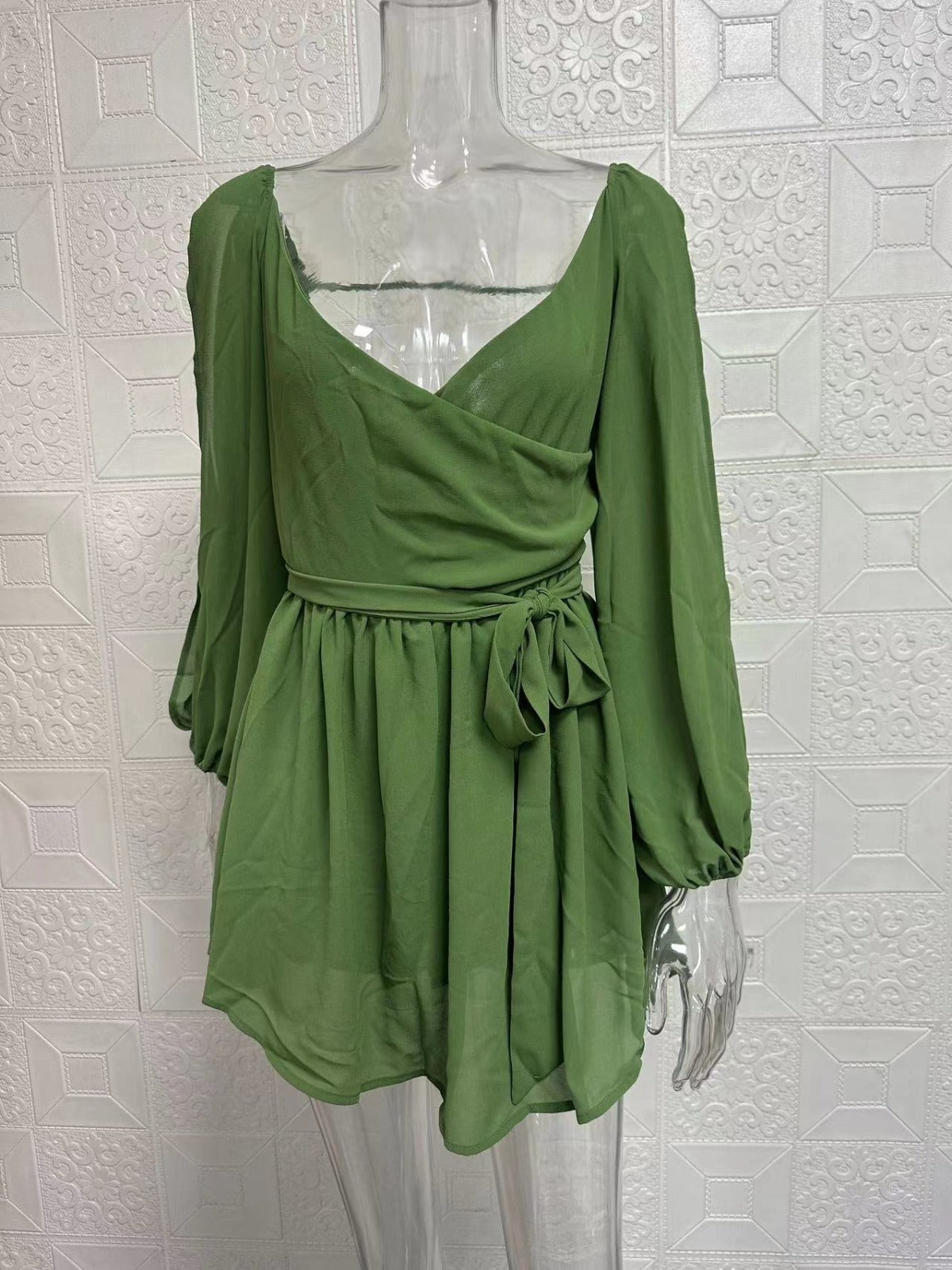 R&B | Langärmeliges Neckholder-Kleid aus Mesh