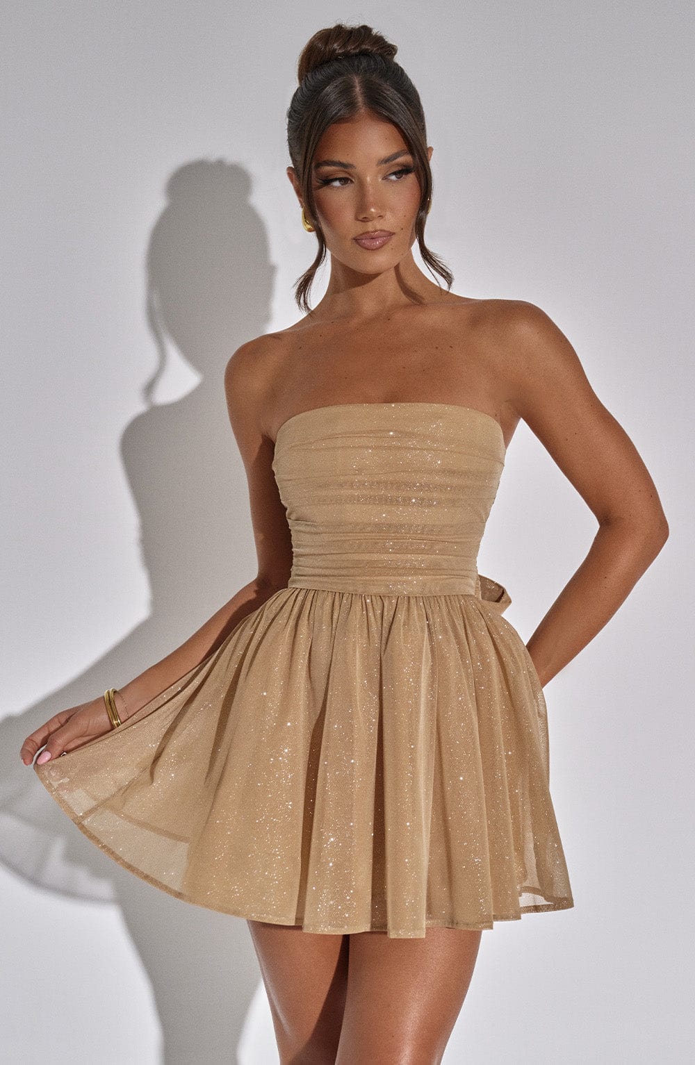 Trendiges goldenes Kleid mit Glitzer