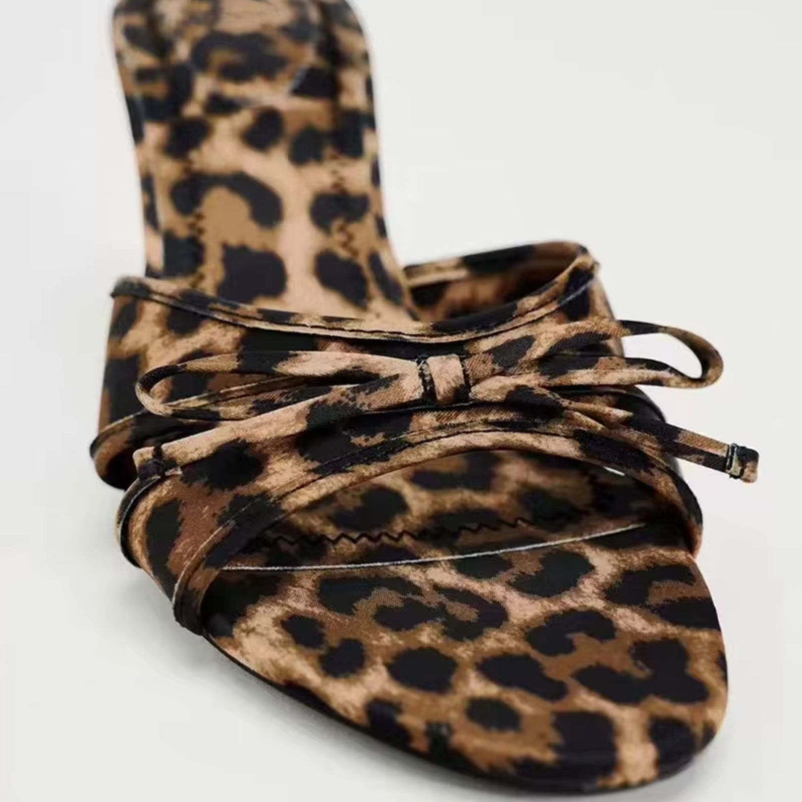 R&B | High-Heeled Slippers mit Leopardenmuster