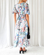 R&B | Elegantes Kleid mit Blumendruck und V-Ausschnitt
