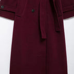 R&B | Eleganter Trenchcoat in Bordeauxrot mit Gürtel