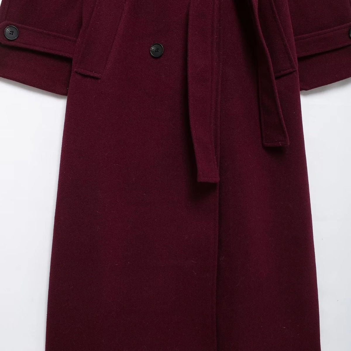 R&B | Eleganter Trenchcoat in Bordeauxrot mit Gürtel