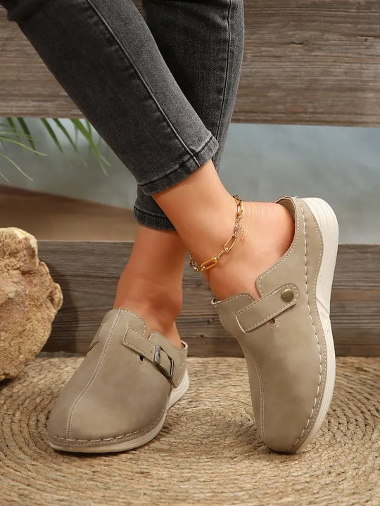 Stilvolle Wedge Sandalen mit Metallbuckel und Nieten R&B