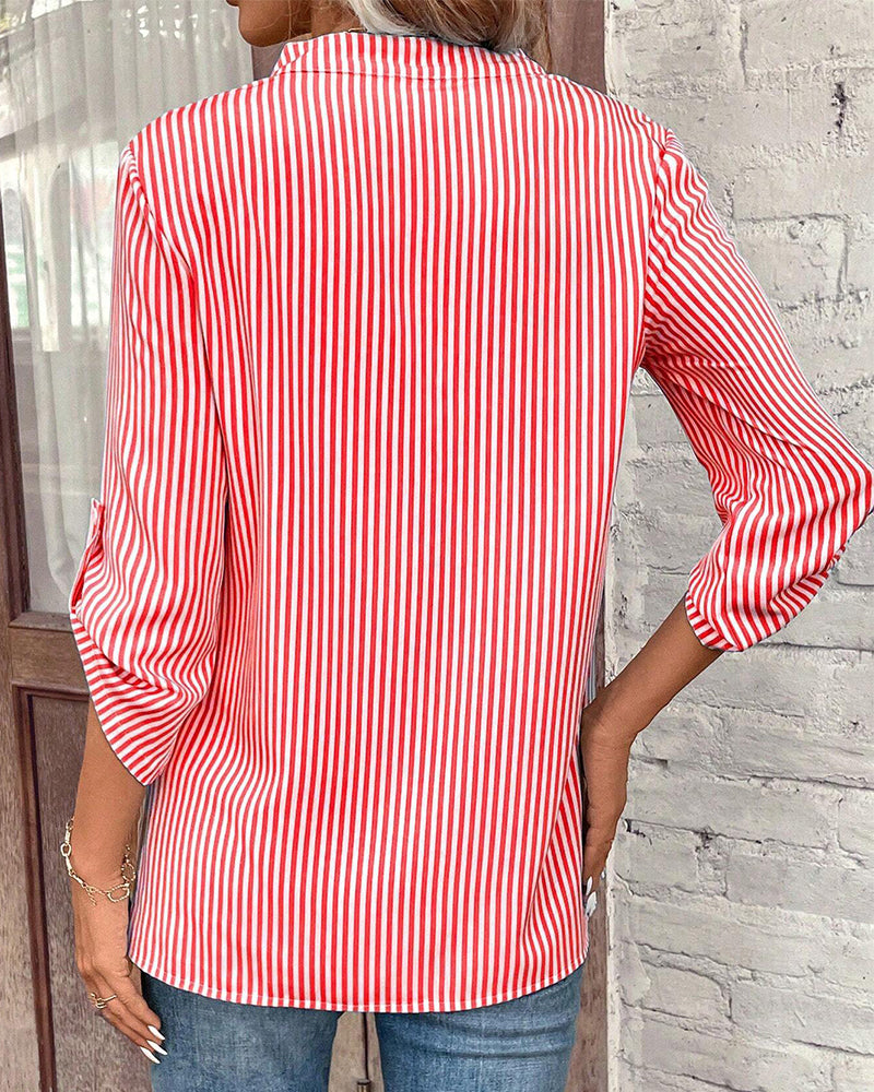 R&B | gestreiftes Shirt mit V-Ausschnitt und Brusttasche